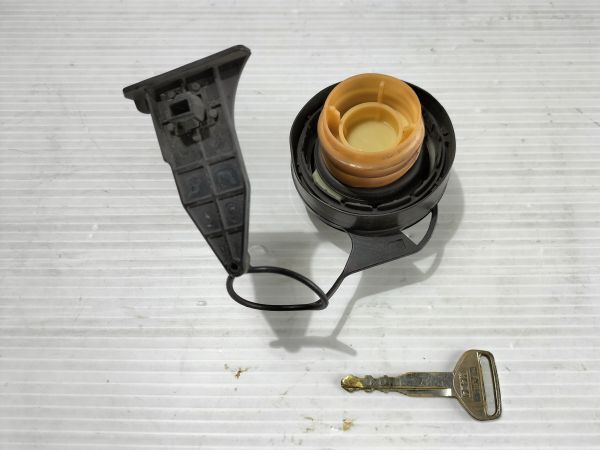 ★　TOYOTA　ピクシス　S201U　フュエルキャップ　キー付き　　タンク蓋キー付き　　★　純正中古部品　自管理5ta309_画像3