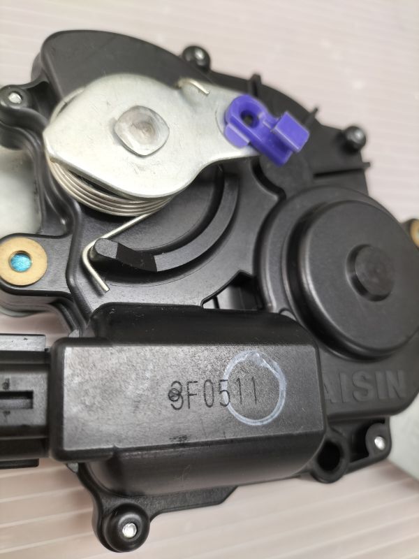 ★　スズキ　スペーシア　カスタム　MK32S　オートスライドドアの　ロックレリーズ　　右　現車時確認済　★　純正中古部品　自管理5ta311_画像2