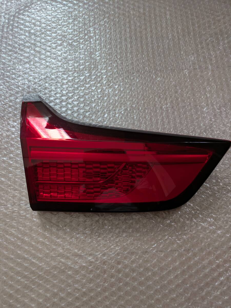 カローラフィールダーNRE161G純正左内側テールランプ_画像1