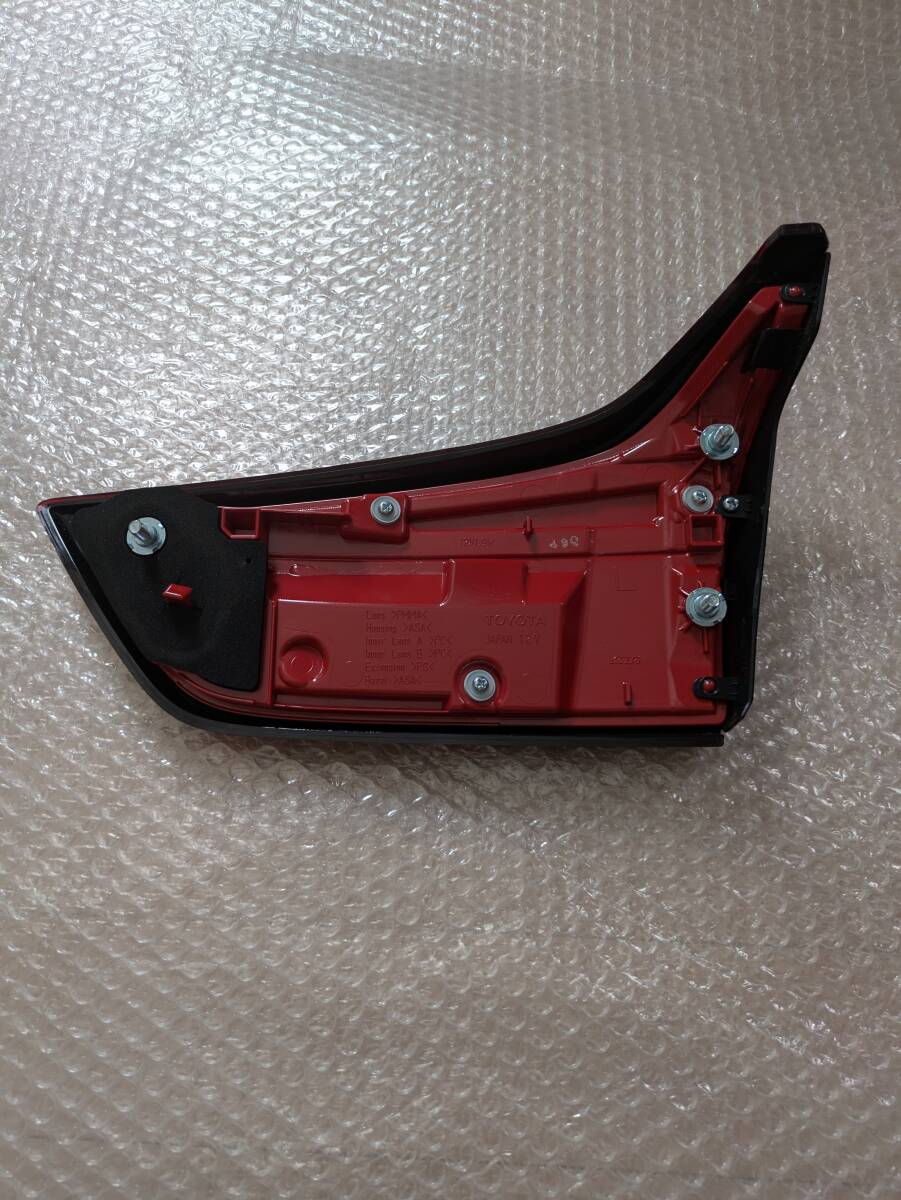 カローラフィールダーNRE161G純正左内側テールランプ_画像2