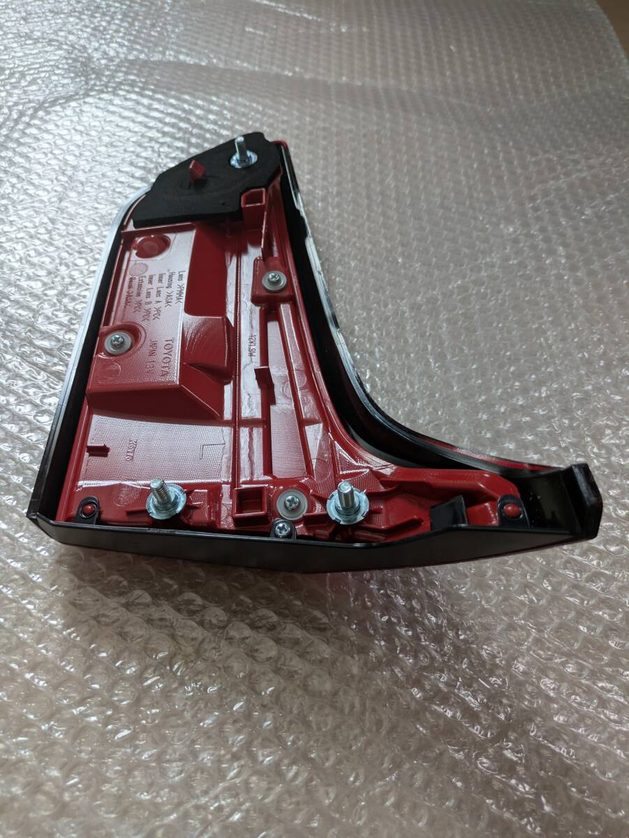 カローラフィールダーNRE161G純正左内側テールランプ_画像3