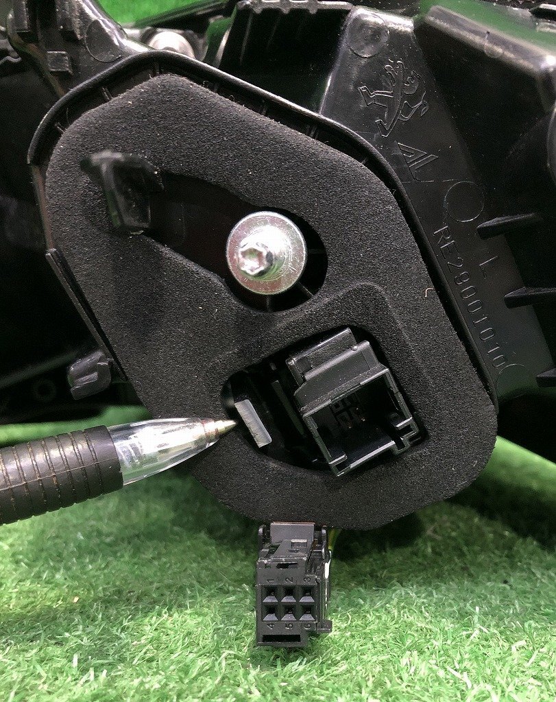 * Peugeot 2008GT VR3 задние фонари комплект лампочка-индикатор OK булавка. поломка * линзы. потерто есть стоимость доставки размер [S]