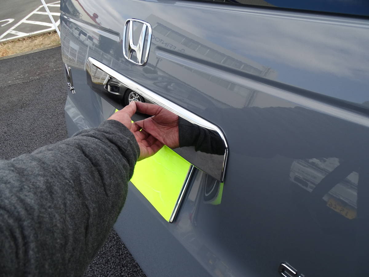 送料無料 ホンダ 現行型 NBOX N-BOXカスタム 共通 ６BA-JF5 JF６系 バックドア リアゲート ナンバープレート上 メッキガーニッシュ モール_画像9