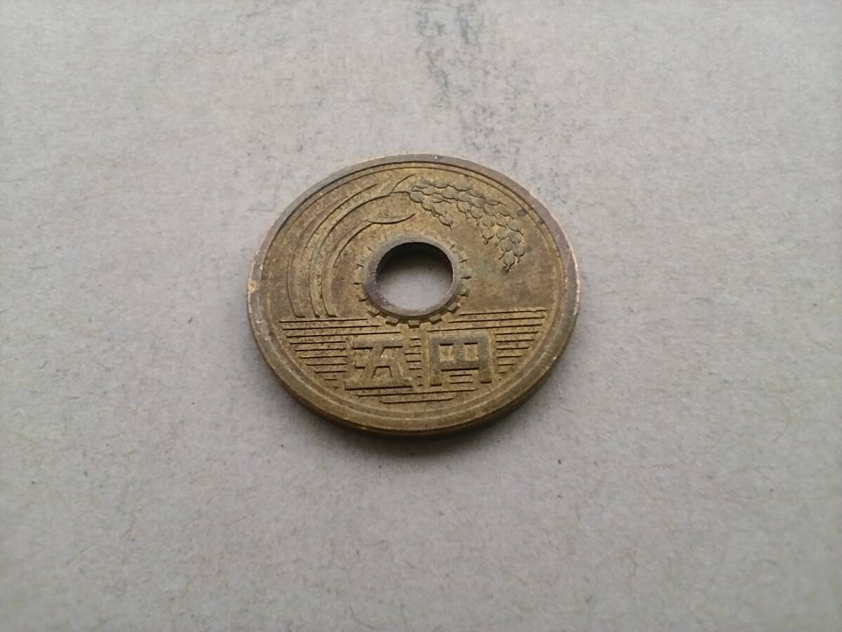 エラーコイン 穴ズレ 穴ずれ 昭和54年 5円硬貨 5円玉 昭和五十四年 1979年 一九七九年 五円玉 五円硬貨 コイン メダル 貨幣 硬貨 即決の画像3