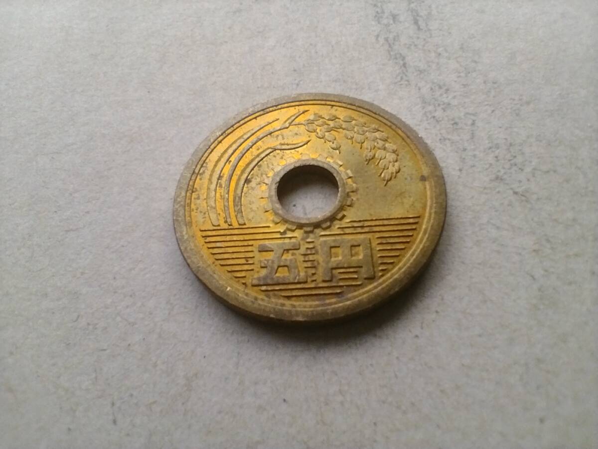 昭和57年 5円玉 5円硬貨　5円黄銅貨　昭和五十七年　1982年　一九八二年　五円玉 五円硬貨 コイン メダル 貨幣 硬貨 黄銅 真鍮 ブラス 即決_画像4