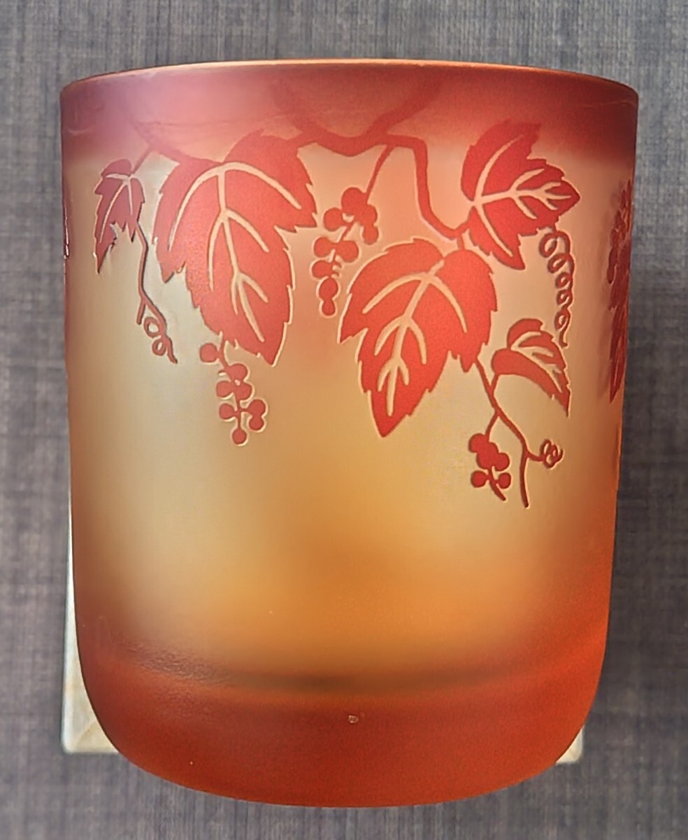 【美品/2個セット・化粧箱入り】彫刻 夢柄子 IN21-2_オールド ぶどう 紅 IN21-3_オールド つばき ルリ 夢ガラス ロックグラス ペア 日本製_画像5