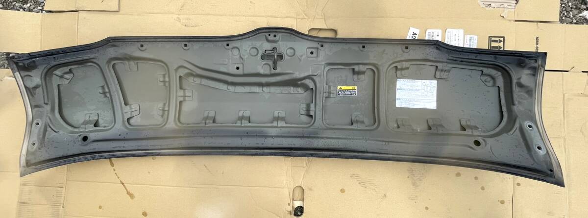 トヨタ・ハイエース　200系 純正ボンネット(標準)　 (中古品)　_画像9