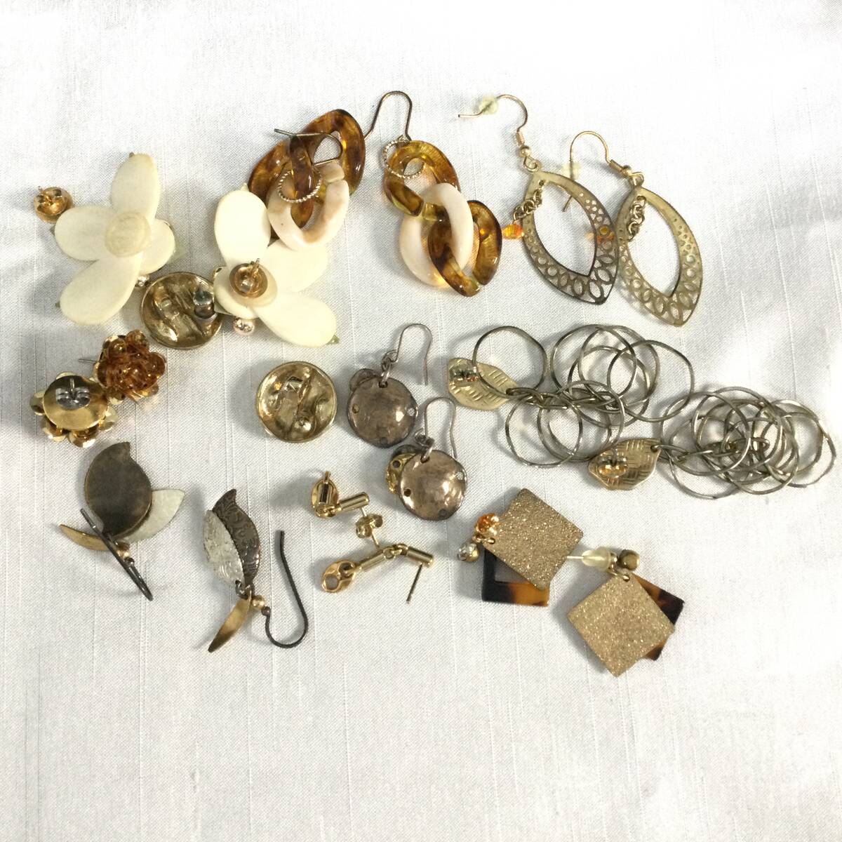 579/17　GJ71819　ヴィンテージ　ピアス　セット　おまとめ　ゴールドカラー　フックピアス　総重量約41.60g_画像6