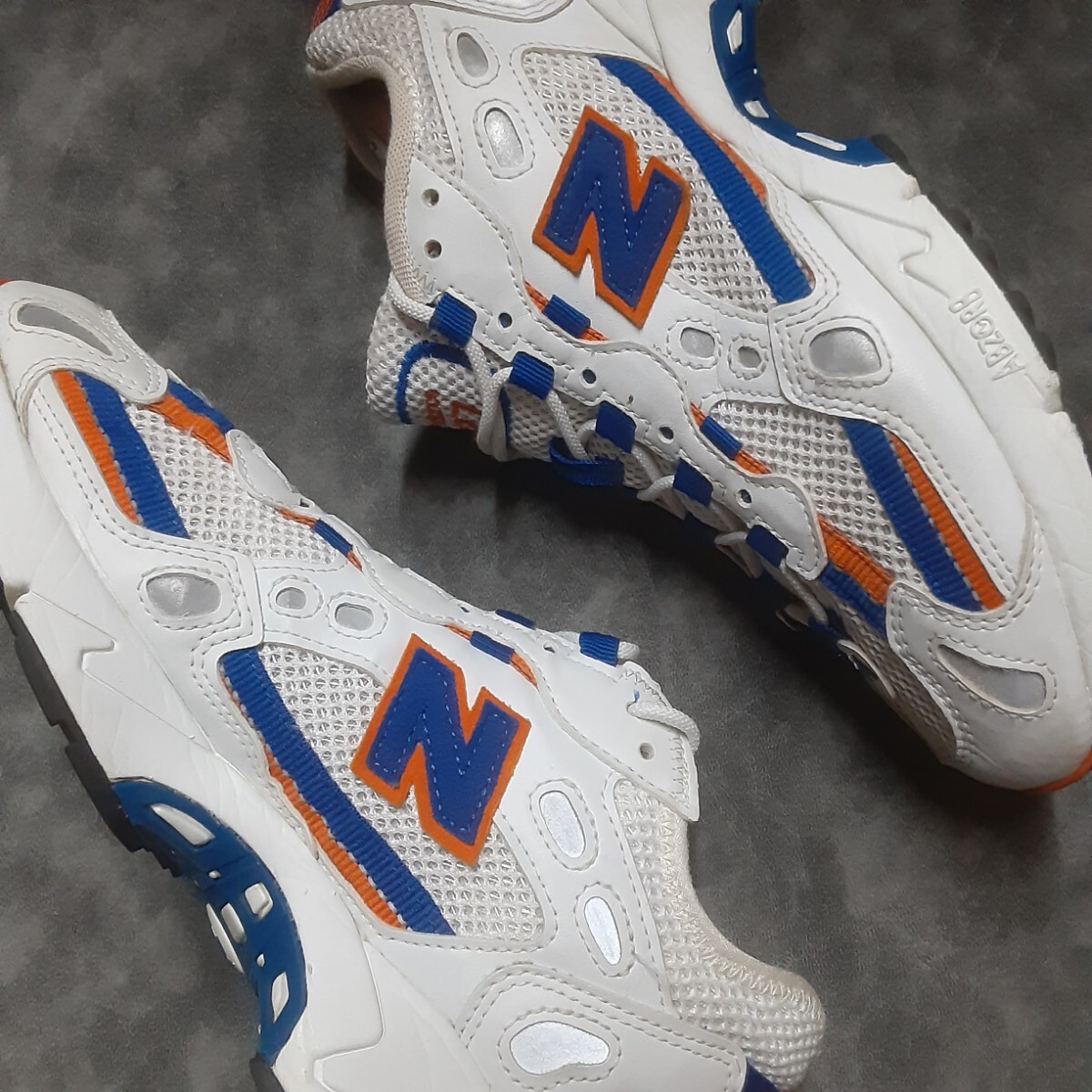 最値!定17600円!名作ヘリテージカラー!復刻クラシックテクノスタイル!ニューバランス ML827高級厚底 スニーカー!ホワイト!白青橙色 25cm_画像7