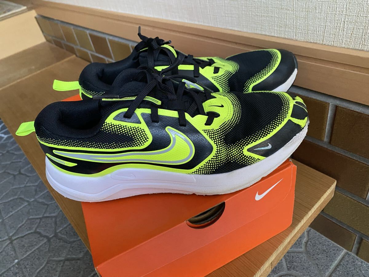 ☆Nike ブラック/ライムグリーンスニーカー☆コズミックランナー☆24.5cm☆記名あり