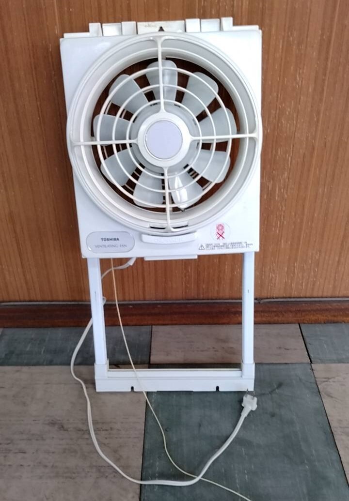 ■東芝 TOSHIBA 窓用換気扇【VFW-25X2】ジャンク品