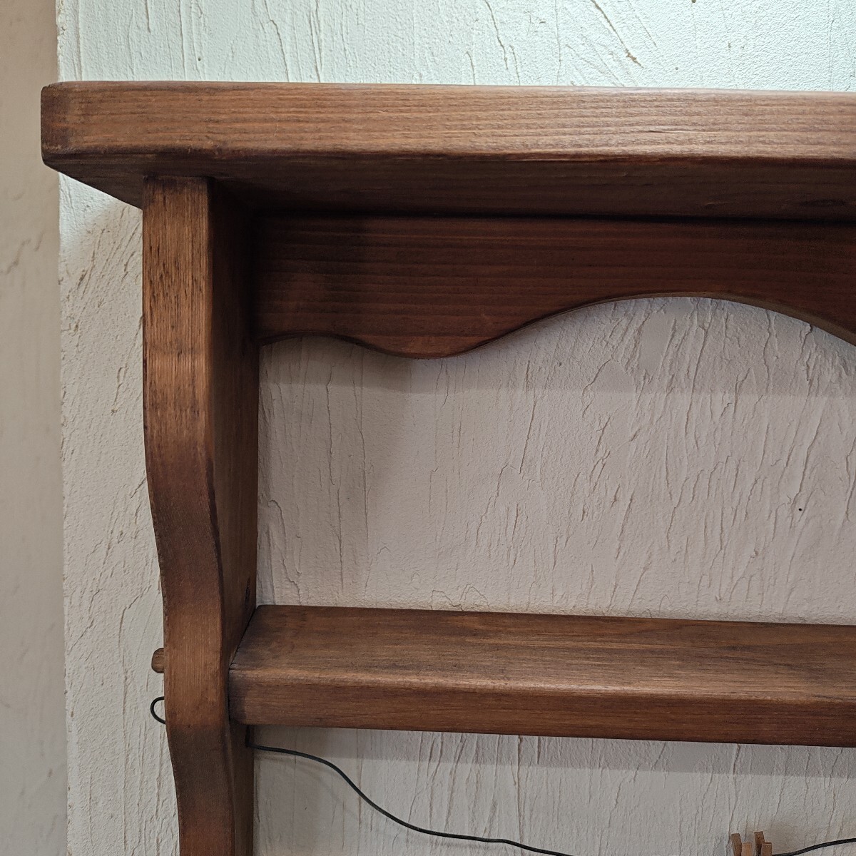 ９０８８　日本古風堂　 木製 アンティーク木製壁掛けラック　　幅37cm 高さ30 奥行き9cm　_画像2