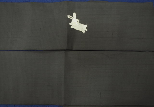 名古屋帯　1107　お仕立て上がり正絹　黒　ちぎり絵風うさぎ_画像2