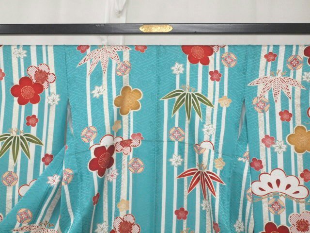 美品　正絹振袖　超お買い得　2021　水色　松竹梅【中古】_画像2