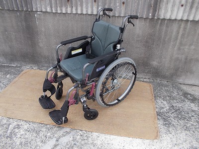 送料無料（一部地域を除く）カワムラ自走式車椅子KMD-B22-42　TS-25-0908-05