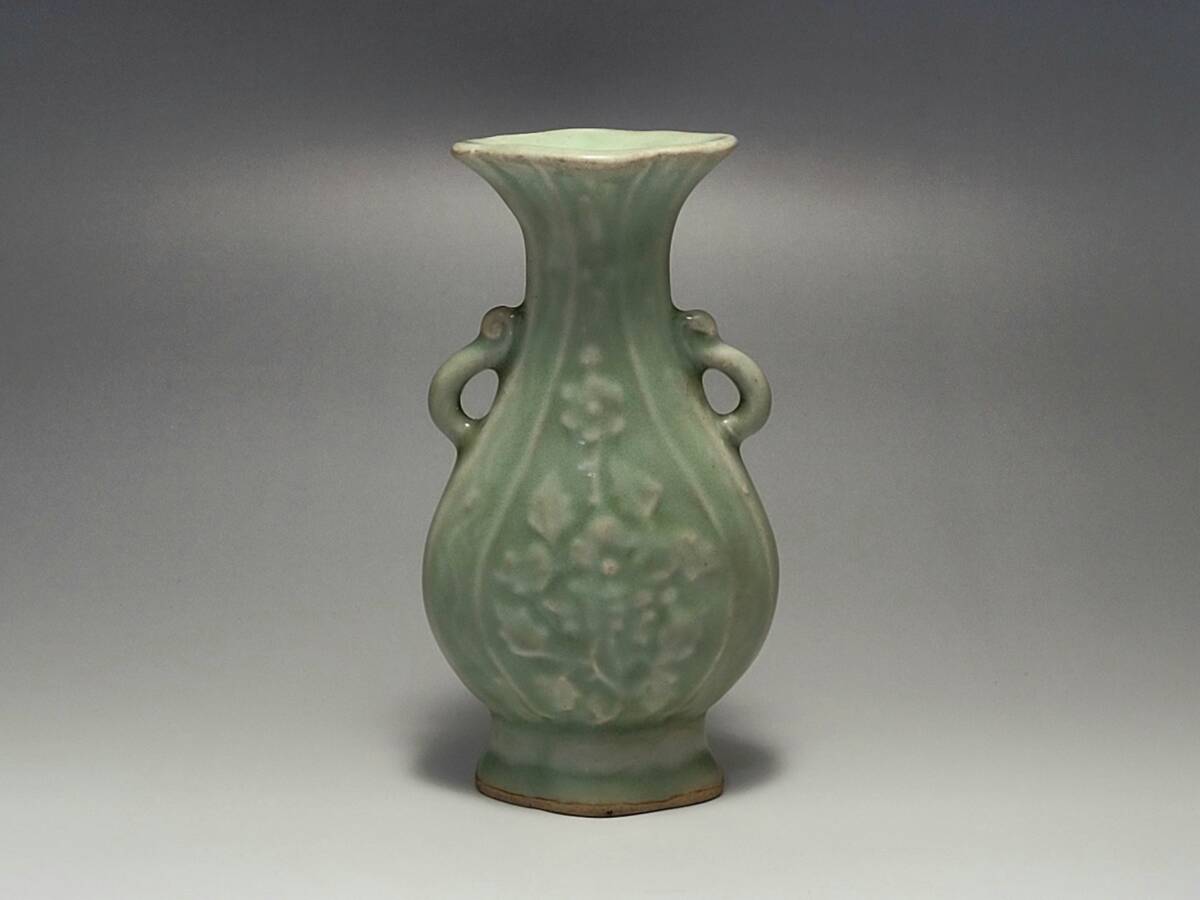 ● 高さ 約 14.6cm 陽刻の花文と形が美しい 時代唐物 青磁 陽刻花文 両耳 扁甁?宋元時代 花瓶 飾瓶 花插 花器 唐物 人間國寶 李朝 高麗 ●