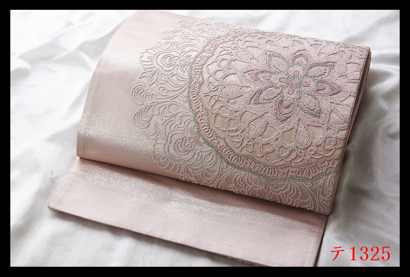 蔵【テ1325】西陣逸品　相良刺繍　宝相華紋　薄柿色地　近くで惚れて　正絹太鼓柄高級美術袋帯　◇検◇簪着物名古屋帯和装小物帯締め_画像2
