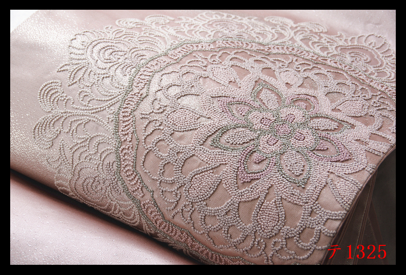 蔵【テ1325】西陣逸品　相良刺繍　宝相華紋　薄柿色地　近くで惚れて　正絹太鼓柄高級美術袋帯　◇検◇簪着物名古屋帯和装小物帯締め_画像3