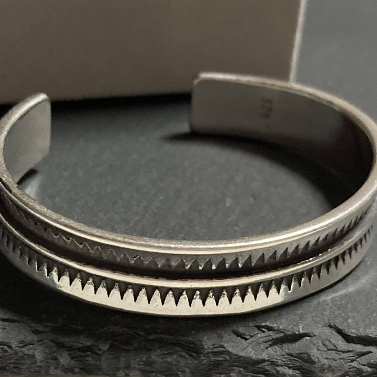 【匿名配送】silver 925刻印 ギザギザモチーフ うろこモチーフ ヴィンテージ ブレスレット バングル メンズ レディースアクセサリー