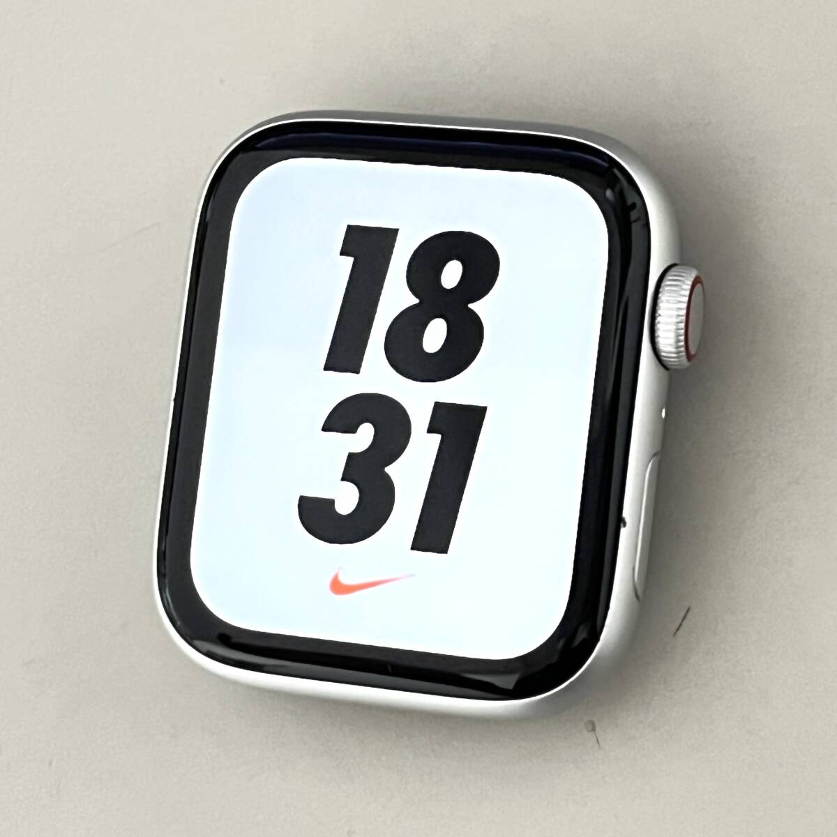【中古】Apple Watch Nike SE 44mm Cellular シルバー MG0Q3J/A Appleストア版_画像1