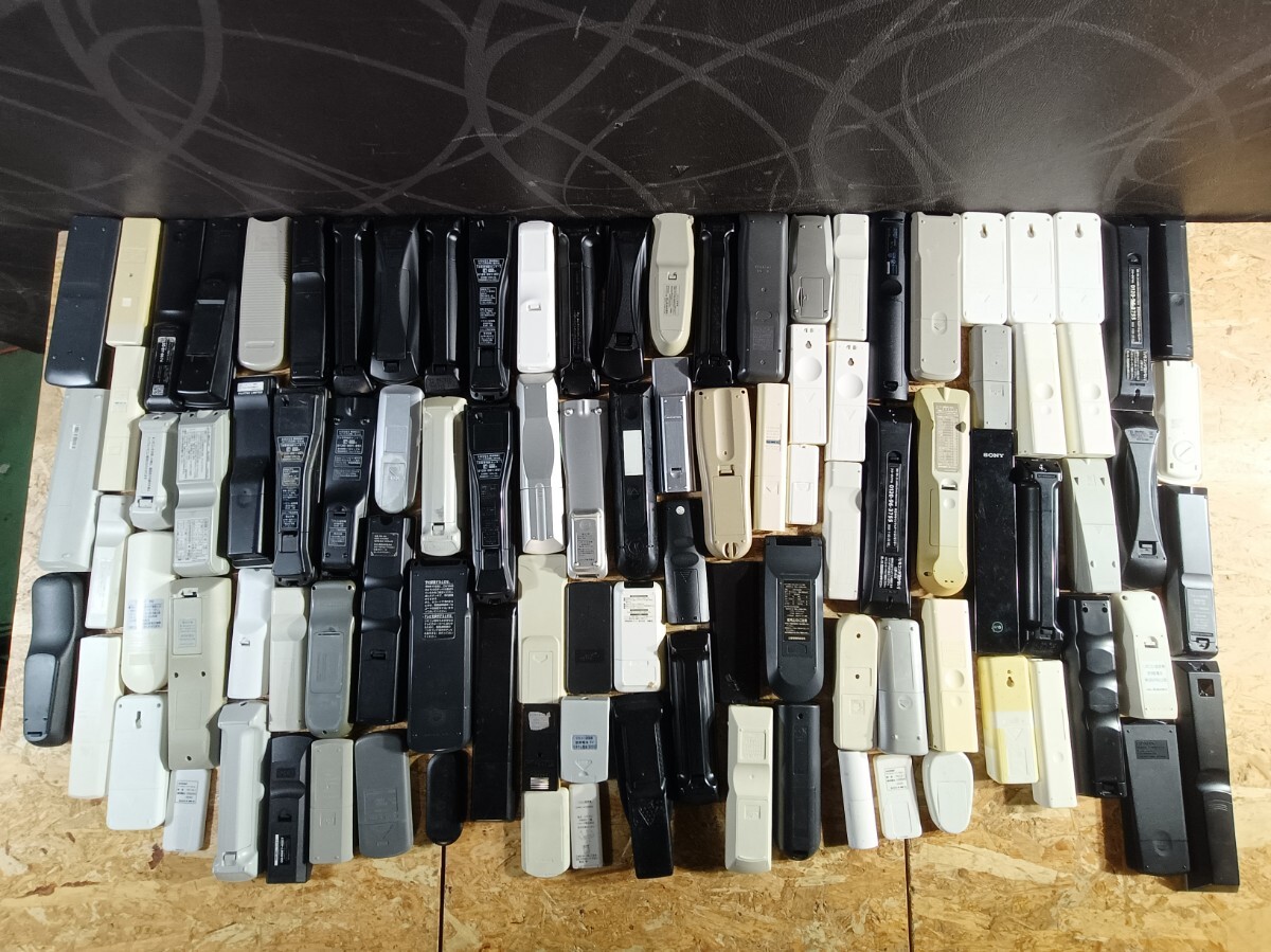 (UI126)大量 リモコン １００本まとめ テレビ オーディオ機(jī)器 照明器具など 送信機(jī) 現(xiàn)狀品