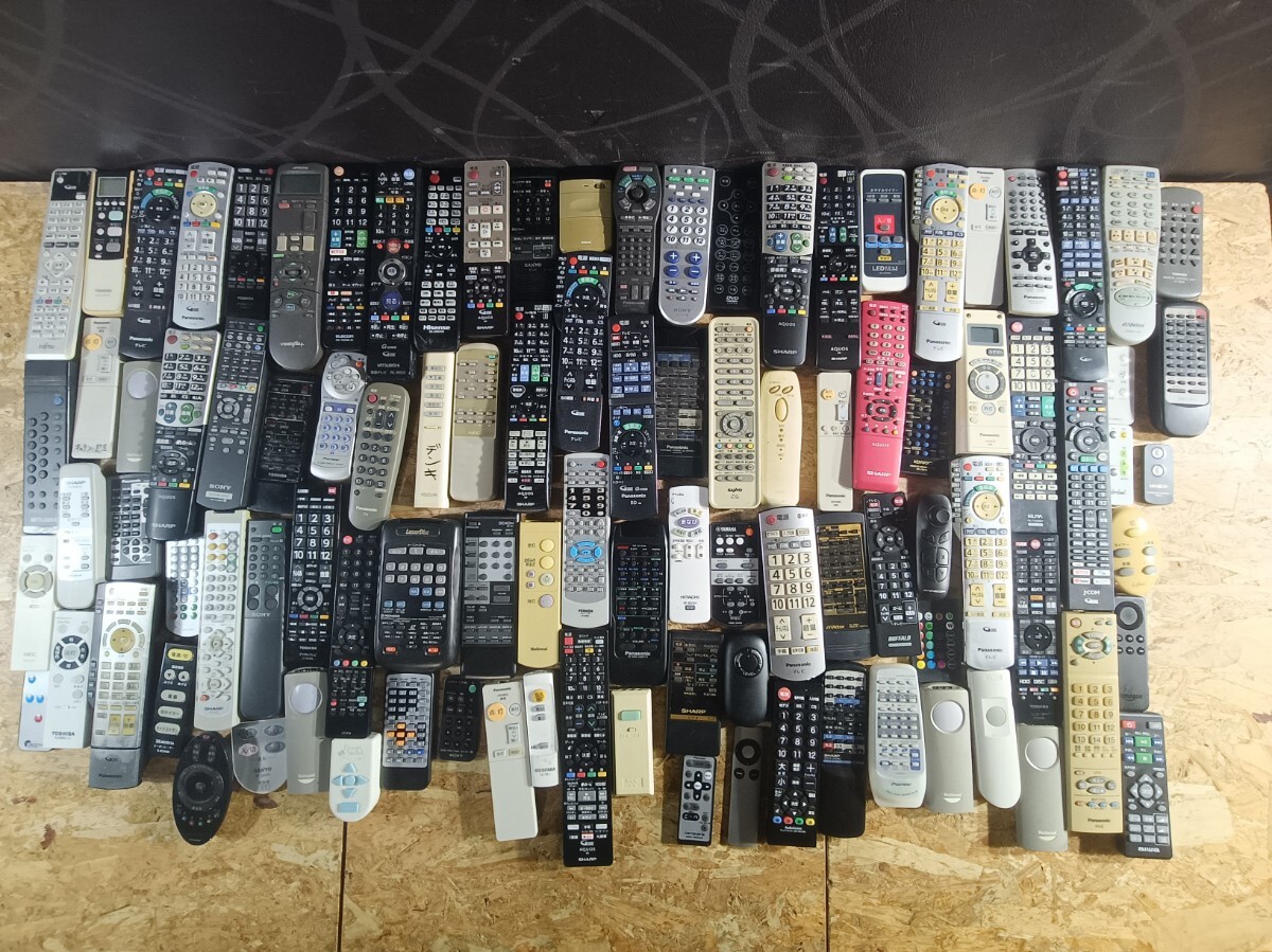 (UI132)【通電未確認(rèn)品】大量 リモコン 100本まとめ テレビ オーディオ 照明器具など 送信機(jī) 現(xiàn)狀品