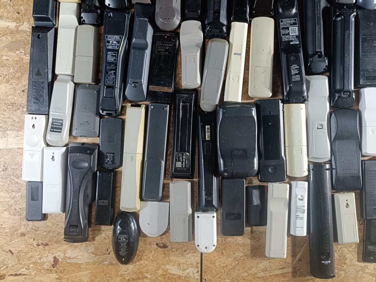 (UI132)【通電未確認(rèn)品】大量 リモコン 100本まとめ テレビ オーディオ 照明器具など 送信機(jī) 現(xiàn)狀品