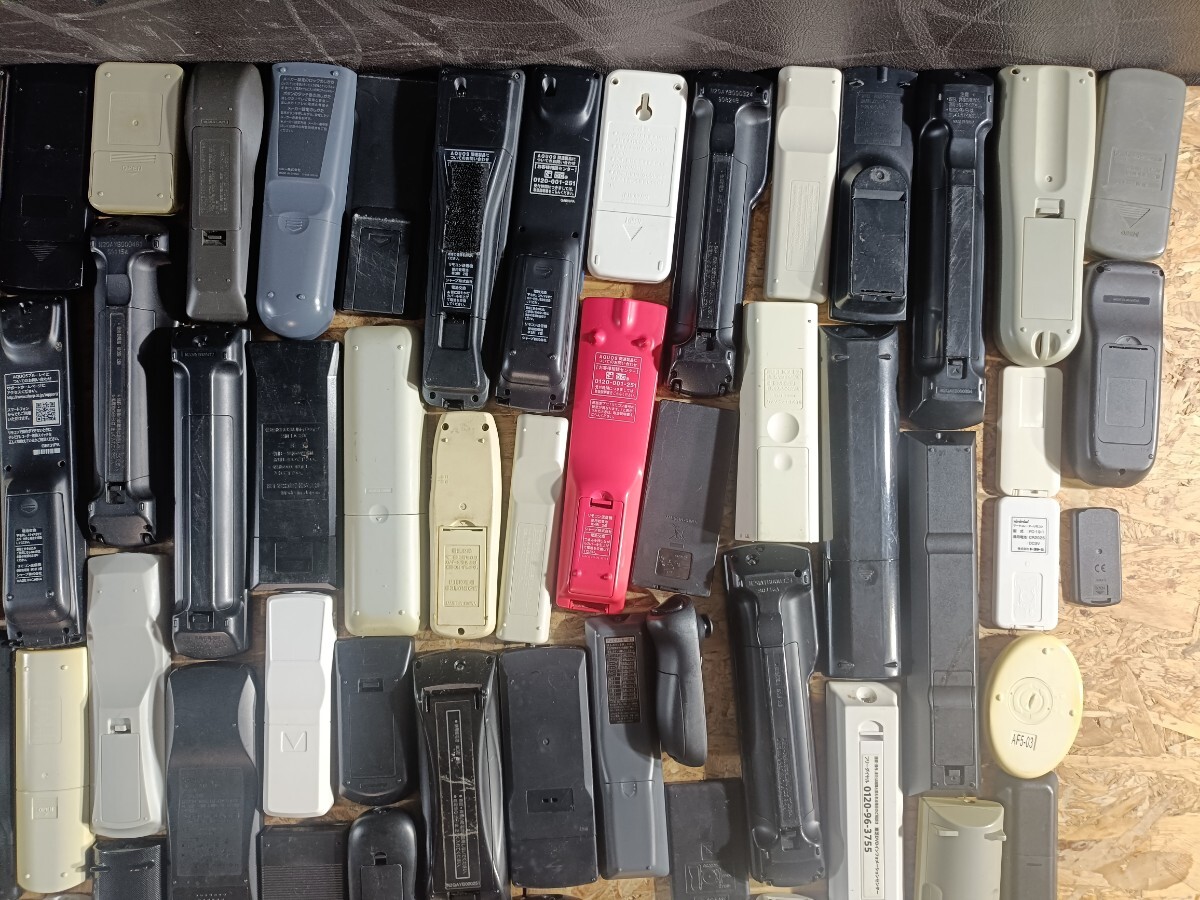 (UI132)【通電未確認(rèn)品】大量 リモコン 100本まとめ テレビ オーディオ 照明器具など 送信機(jī) 現(xiàn)狀品