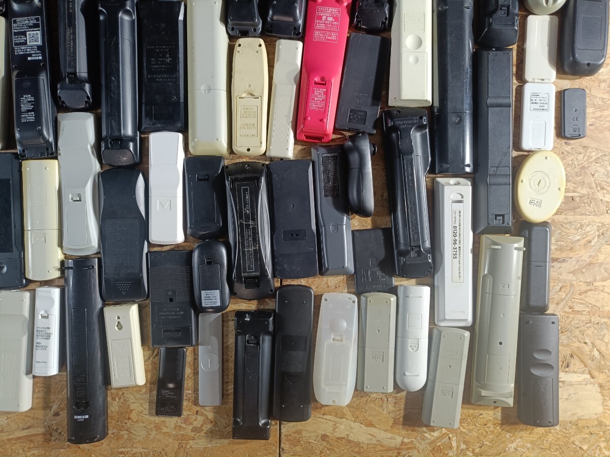 (UI132)【通電未確認(rèn)品】大量 リモコン 100本まとめ テレビ オーディオ 照明器具など 送信機(jī) 現(xiàn)狀品