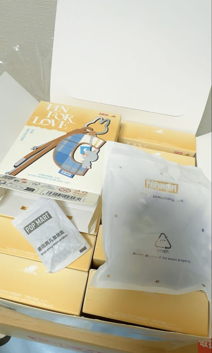 【L】新商品販売 袋未開封ラブブ PIN FOR LOVE ストラップ チャーム LABUBU ポップマート アルファベット イニシャル ぬいぐるみ _画像2