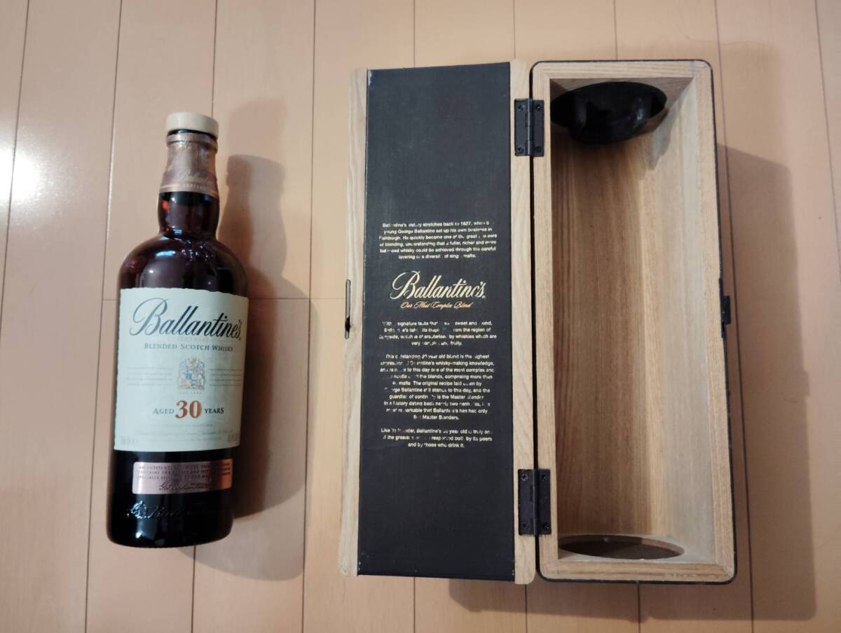 【空き瓶】 Ballantine's バランタイン 30年 BLENDED SCOTCH WHISKEY ブレンデッド スコッチウイスキー 700ml 40％ 箱付 洋酒_画像1