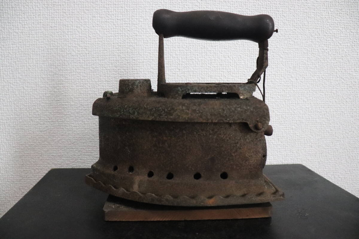 レトロ　鉄製アイロン　_画像1