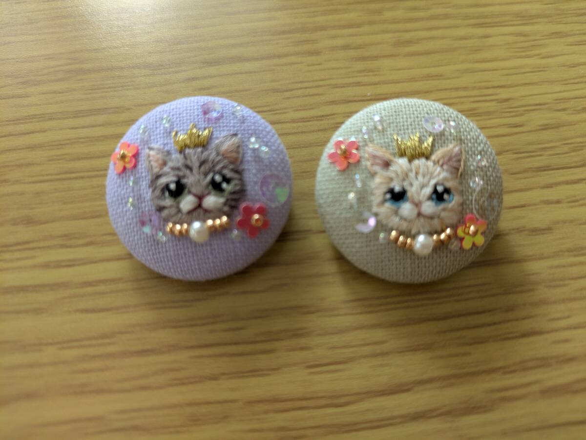 猫　刺繍ブローチ　２個セット_画像1