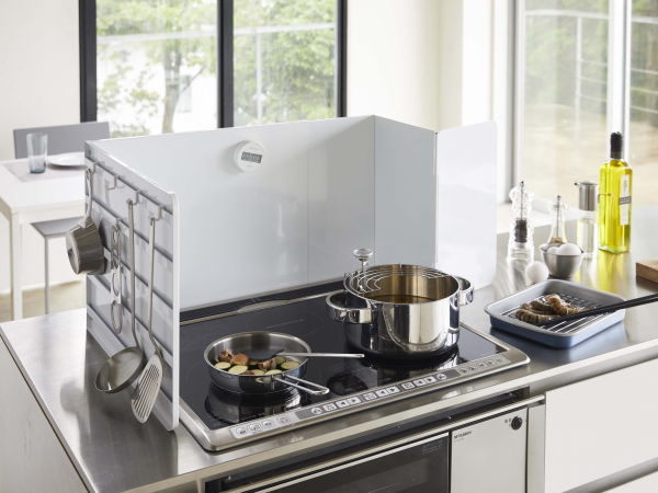 伸縮 レンジガード (白)キッチン レンジ周り 汚れ防止 油飛び防止 目隠し ホワイト 台所用品 便利 山崎実業 タワー_画像1