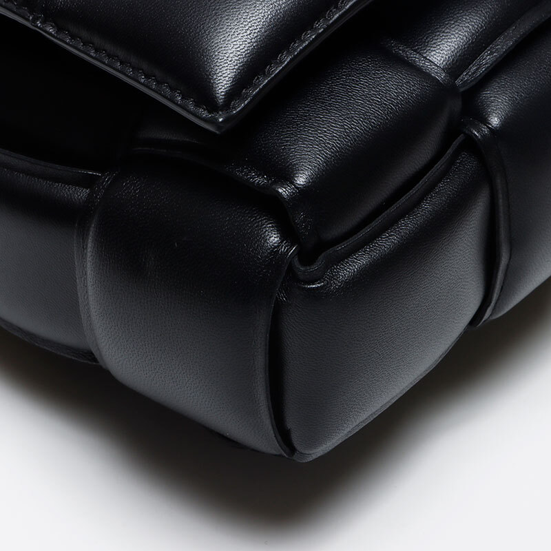 ボッテガヴェネタ BOTTEGAVENETA ショルダーバッグ ナッパ イントレチャート パデッド チェーン カセット サッチェルバッグ ブラック