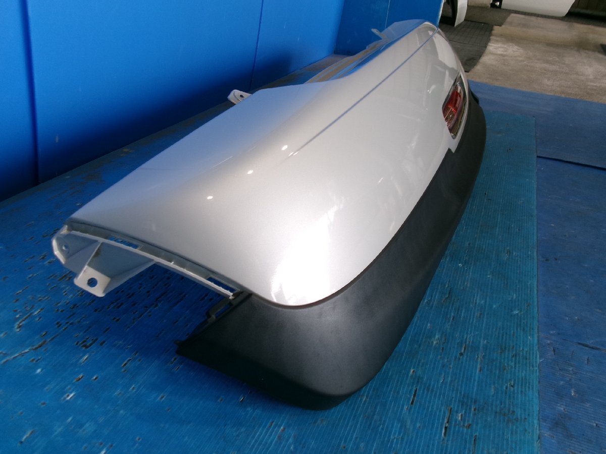 美品 BMW ミニクーパー SU16 R56 純正 リアバンパー ホワイトシルバーA62 Y7.0923 _画像2