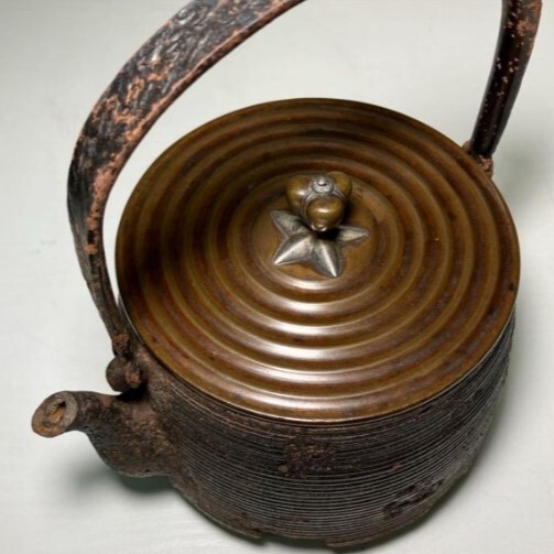 【大名品】◆『金寿堂 雨宮宗 銀座銅蓋 糸目地平雲龍尾垂形 鉄瓶 身在印』共箱付◆検）雨宮宗兵衛 亀文堂 安之介 龍文堂 日本梅泉 北村静香_画像8