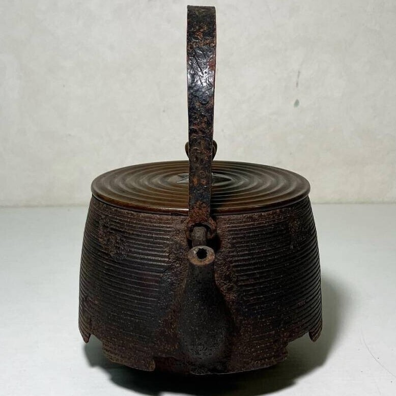 【大名品】◆『金寿堂 雨宮宗 銀座銅蓋 糸目地平雲龍尾垂形 鉄瓶 身在印』共箱付◆検）雨宮宗兵衛 亀文堂 安之介 龍文堂 日本梅泉 北村静香_画像3