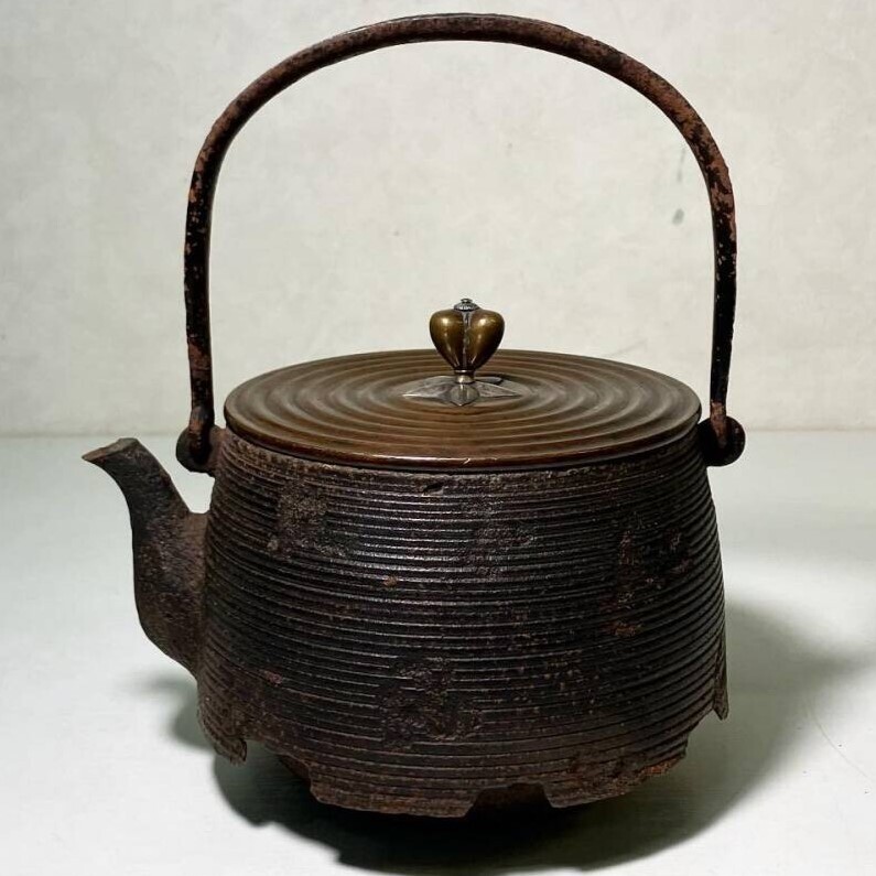 【大名品】◆『金寿堂 雨宮宗 銀座銅蓋 糸目地平雲龍尾垂形 鉄瓶 身在印』共箱付◆検）雨宮宗兵衛 亀文堂 安之介 龍文堂 日本梅泉 北村静香_画像2