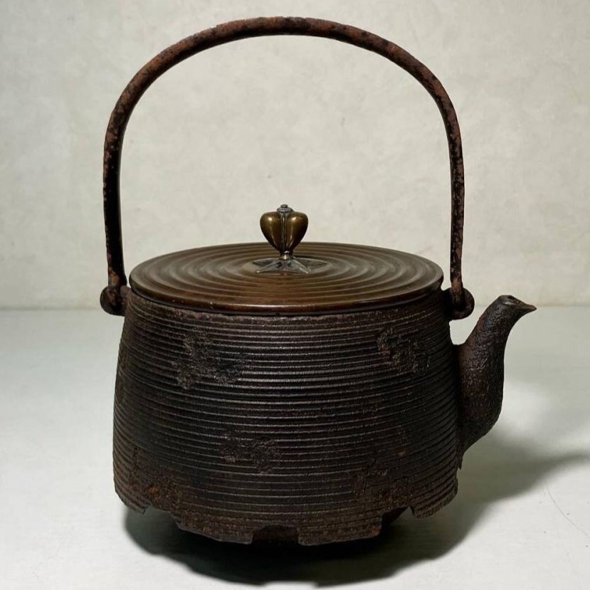 【大名品】◆『金寿堂 雨宮宗 銀座銅蓋 糸目地平雲龍尾垂形 鉄瓶 身在印』共箱付◆検）雨宮宗兵衛 亀文堂 安之介 龍文堂 日本梅泉 北村静香_画像4