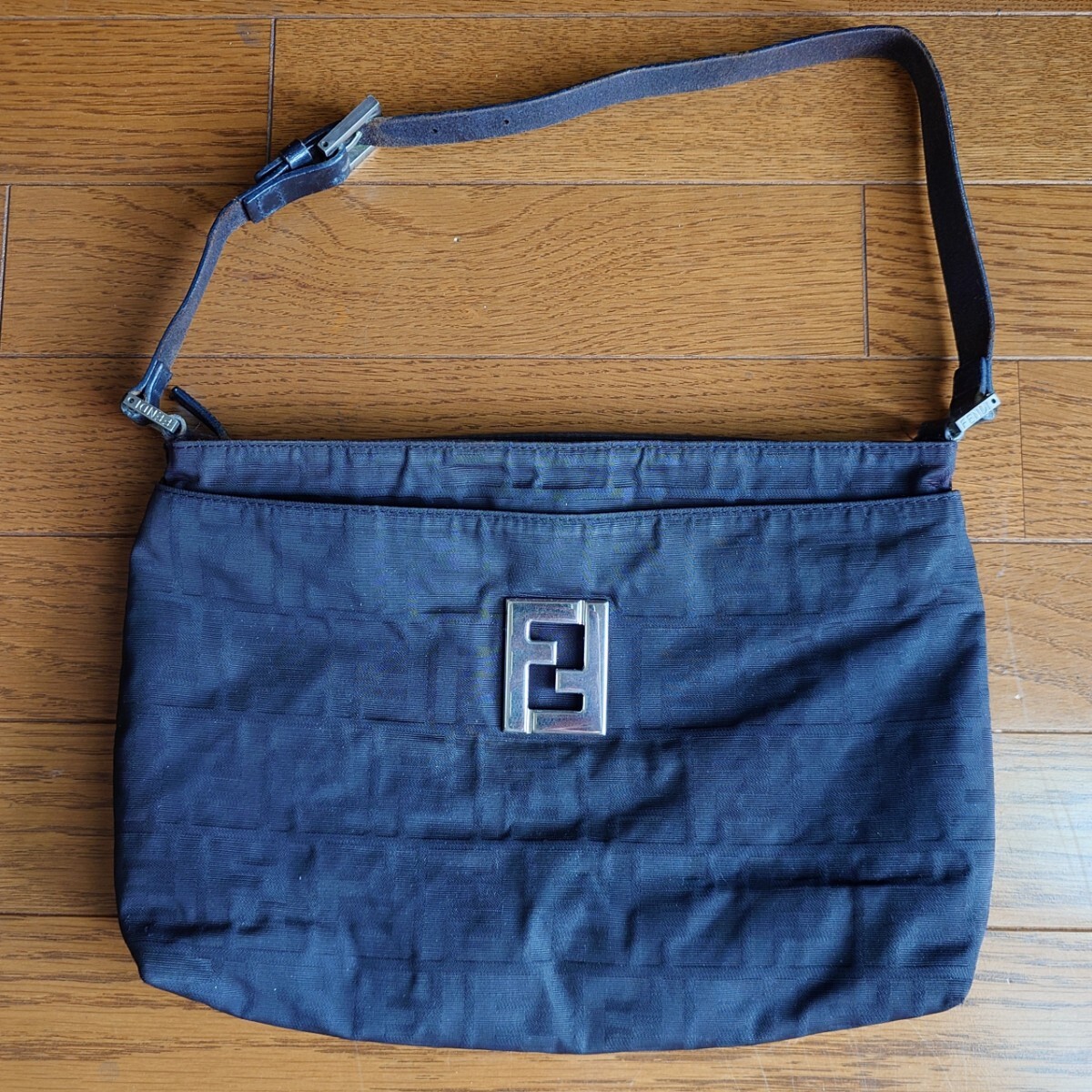 FENDI フェンディ アクセサリーポーチ ワンショルダー ハンドバッグ ズッカ柄 FF金具 シルバー金具 ロゴ金具 ブラック 黒 ナイロン 軽量 