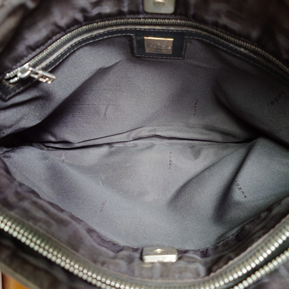 FENDI フェンディ アクセサリーポーチ ワンショルダー ハンドバッグ ズッカ柄 FF金具 シルバー金具 ロゴ金具 ブラック 黒 ナイロン 軽量 