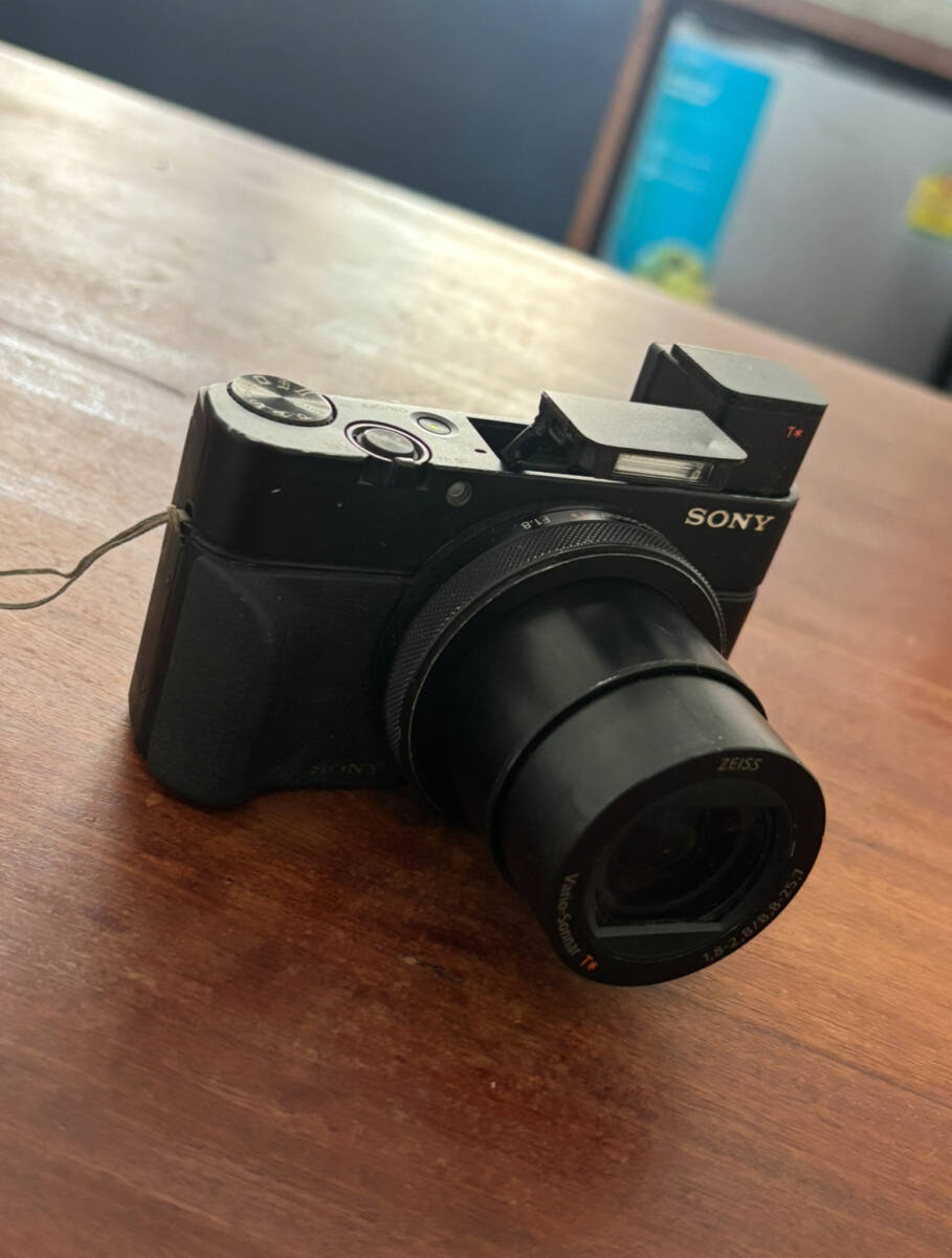 SONY RX100m4/DSC-RX100M4/高級(jí)コンデジZEISSレンズ4K動(dòng)畫対応/おまけ付きグリップ＆フィルム付RX100IVM4ソニーコンデジα7cα7sCyber-shot