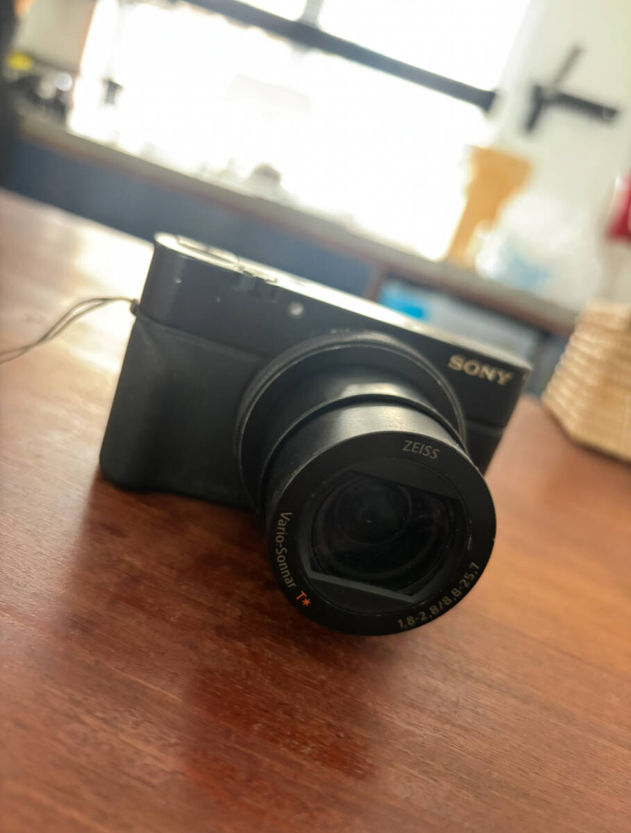 SONY RX100m4/DSC-RX100M4/高級(jí)コンデジZEISSレンズ4K動(dòng)畫対応/おまけ付きグリップ＆フィルム付RX100IVM4ソニーコンデジα7cα7sCyber-shot