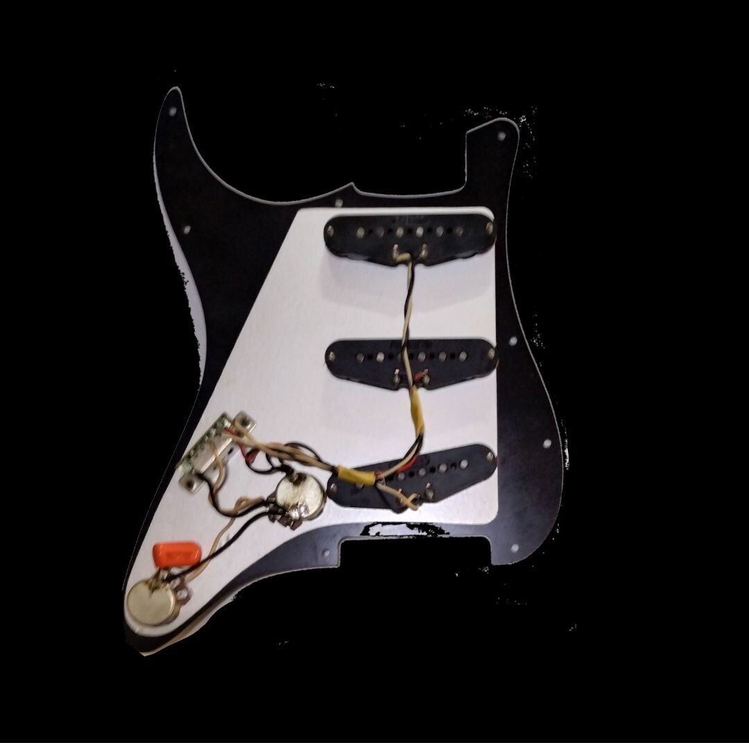 Stratocaster ストラトキャスター ピックガード アッセンブリー アルニコ V pu ピックアップ 配線 ジャパン Fender フェンダー ボディ_画像2