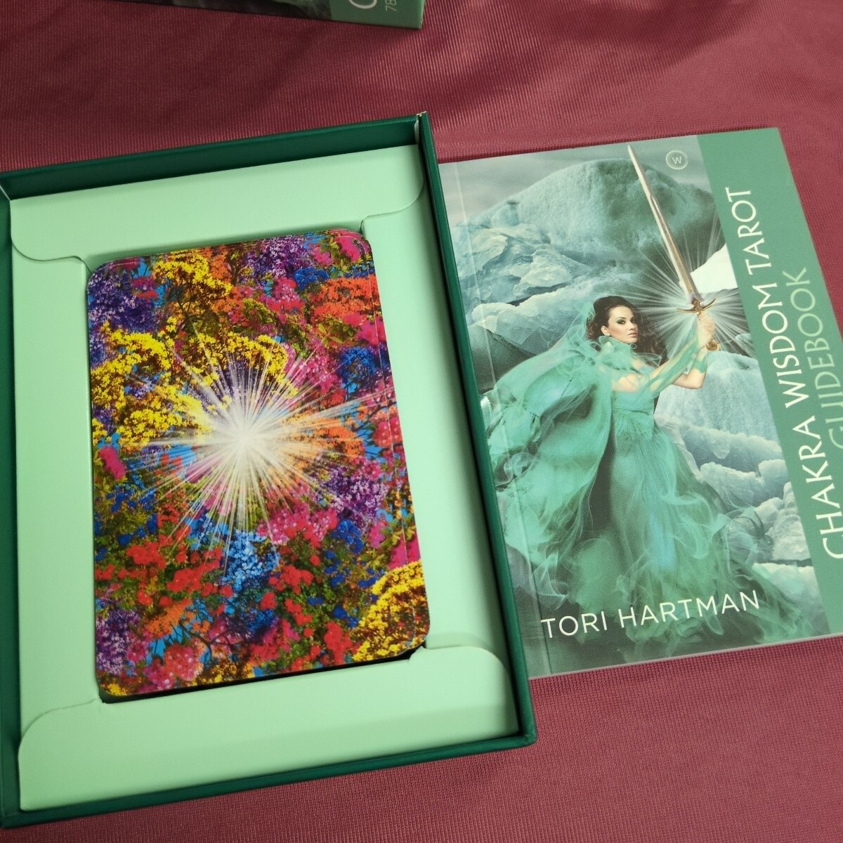 The Chakra Wisdom Tarot: 78 Cards with Illustrated Guidebook_画像2