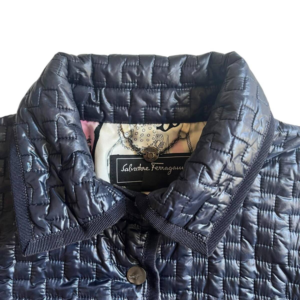 Salvatore Ferragamo フェラガモ ネイビー系 トップス キルトジャケット 軽量_画像3