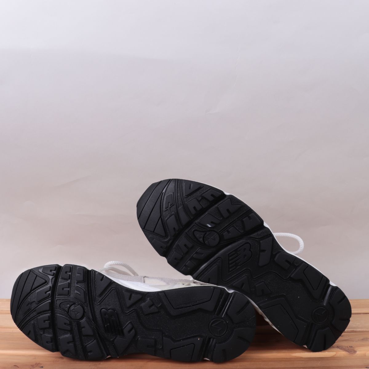 z2206【850】ニューバランス US8 26.0cm/白 ホワイト グレー newbalance メンズ スニーカー 中古_画像5