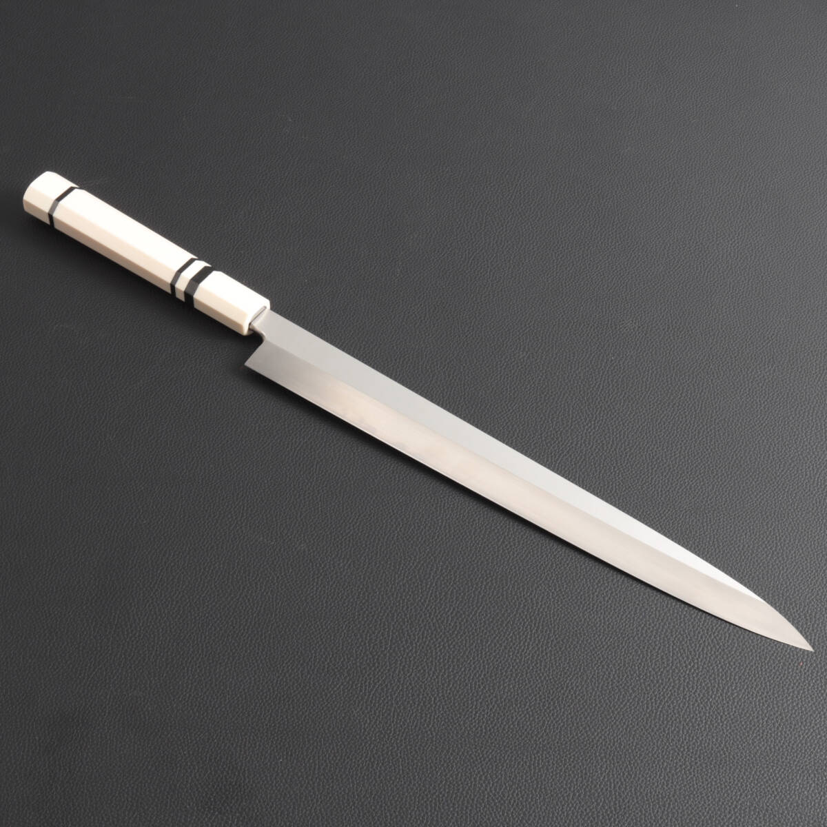9345 柳刃包丁 9寸 (刃渡り270mm) 刺身包丁 和包丁 本刃付け 刃は究極の切れ味 人工象牙黒三本巻八角柄_画像1