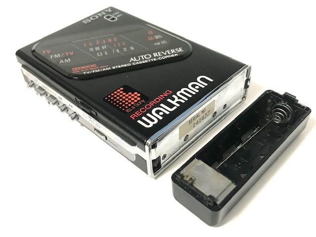 [極美品][希少][美音][整備品] SONY ウォークマン WM-F203 電池ボックス付き マットブラック (カセットテープ再生録音ラジオAM/FM)